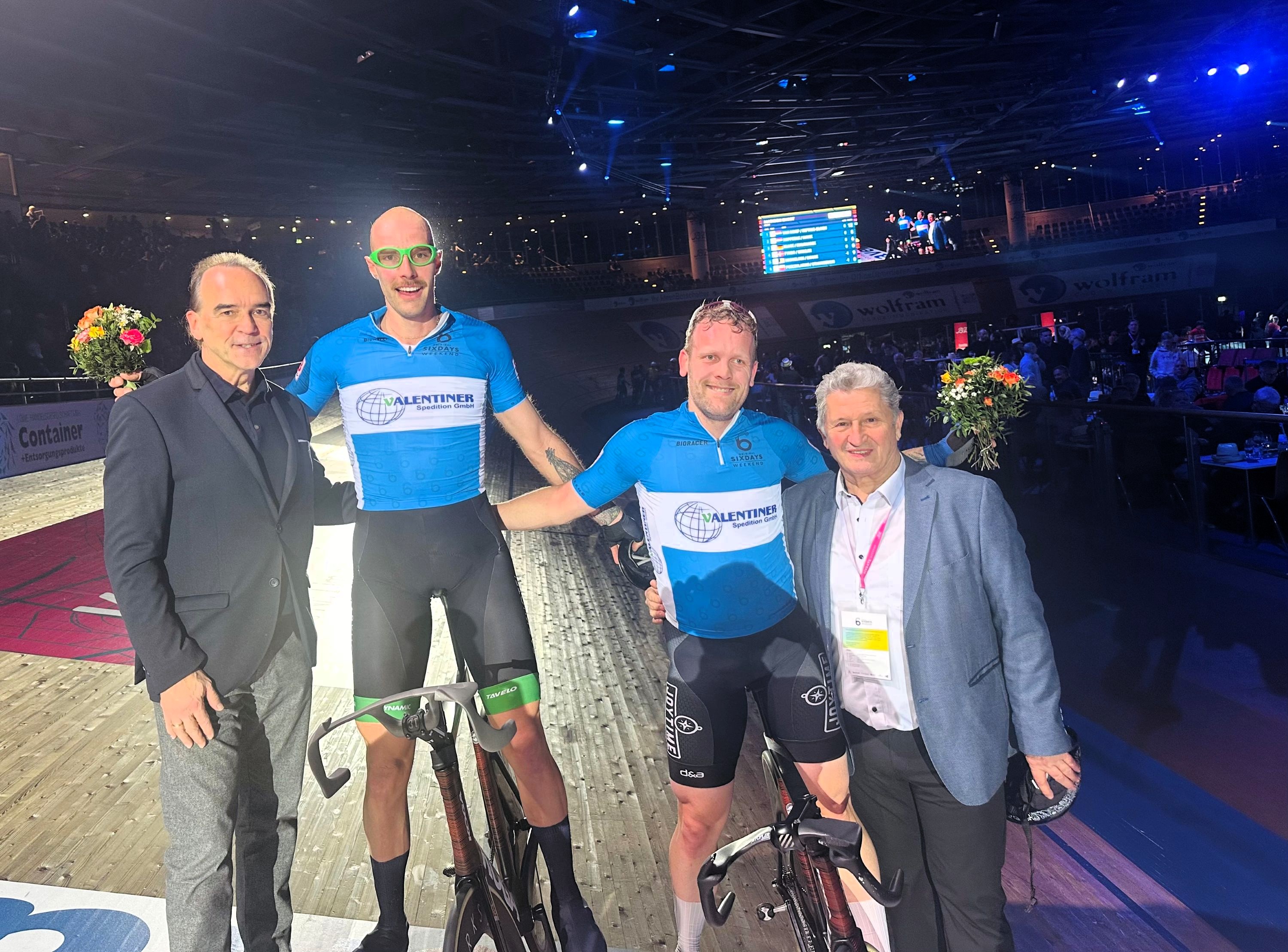 Im Zentrum des Geschehens: Bahnrad-Athleten Jan-Willem van Schip und Roy Eefting-Bloem gemeinsam mit Gerhard Wilhelm, Spielbank Berlin, und Dieter Stein, Radsportlegende und Sportlicher Leiter Six Days | BERLINboxx